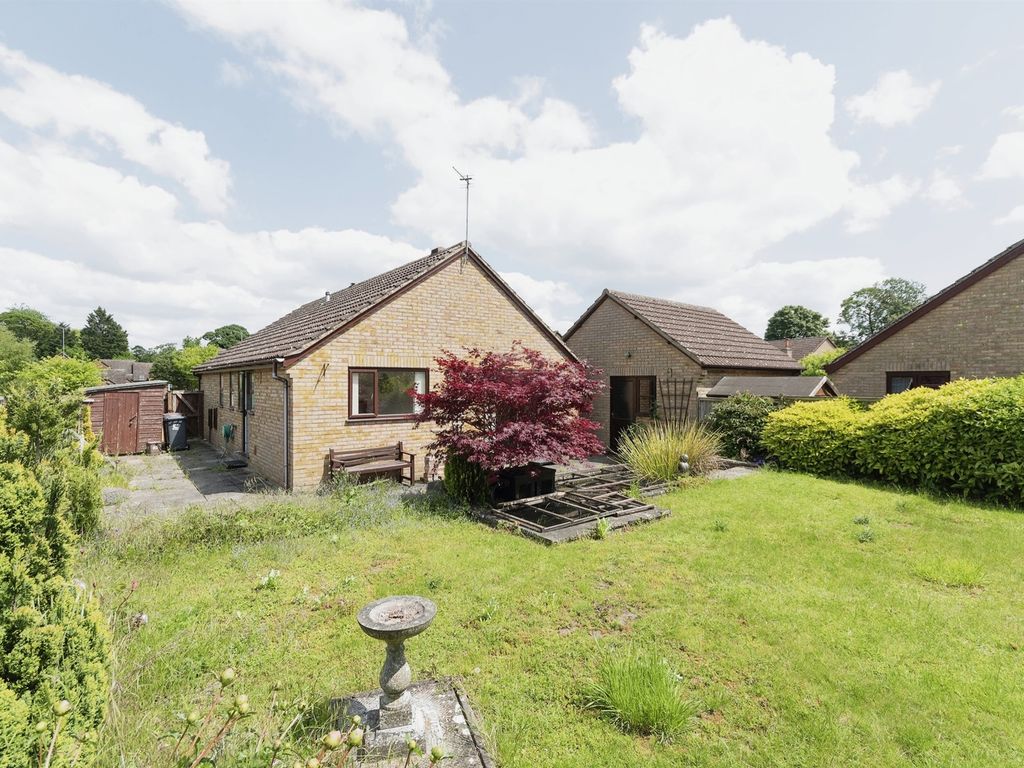 3 bed detached bungalow for sale in King James Way, Royston SG8, £560,000