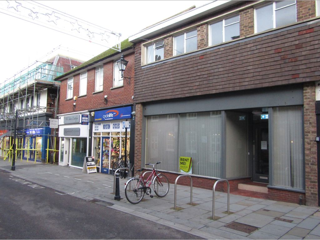 Retail premises to let in High Street, Royston SG8, £30,000 pa