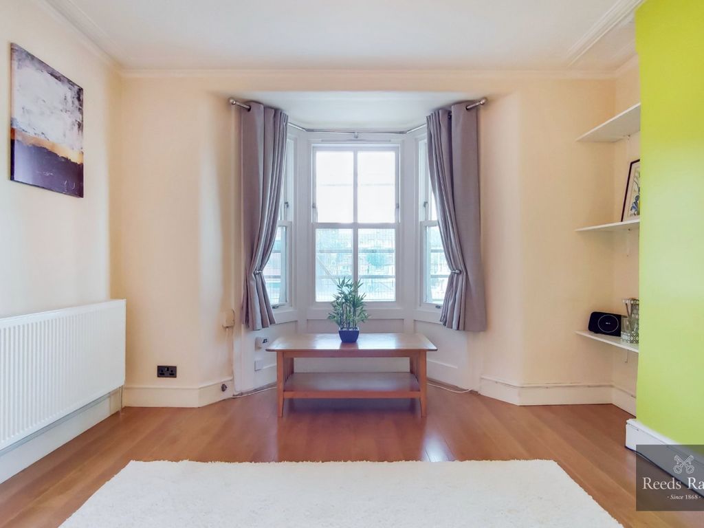 2 bed flat for sale in Old Kent Road, London SE1, £350,000