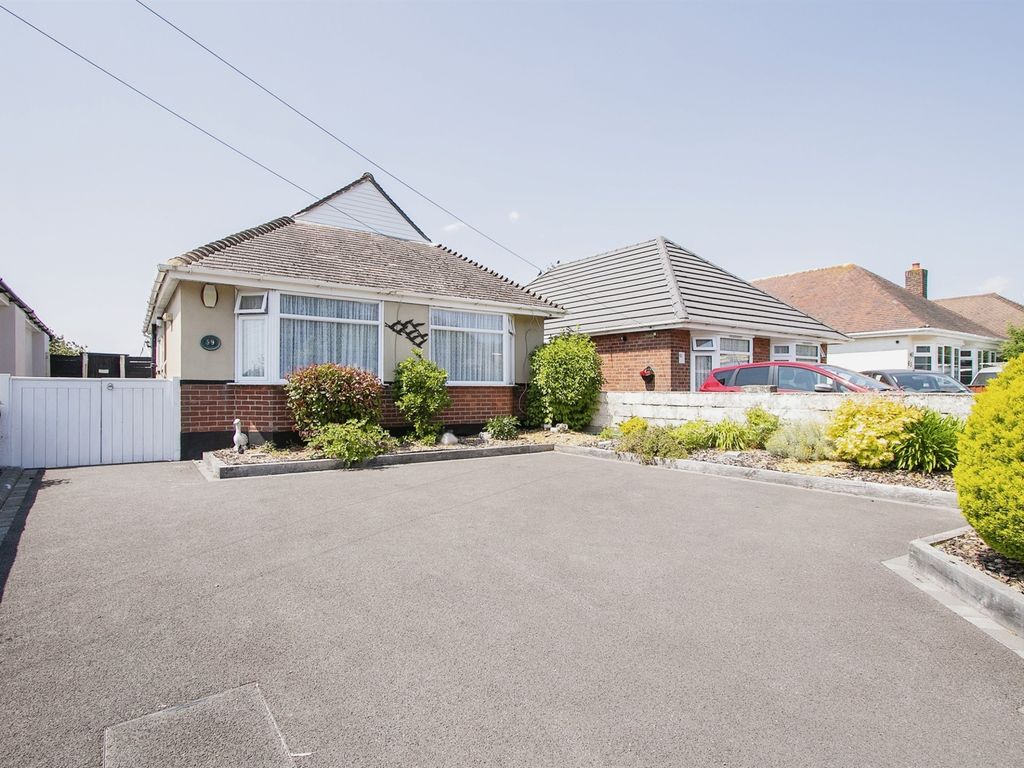 3 bed detached bungalow for sale in Oakdale Road, Poole BH15, £325,000