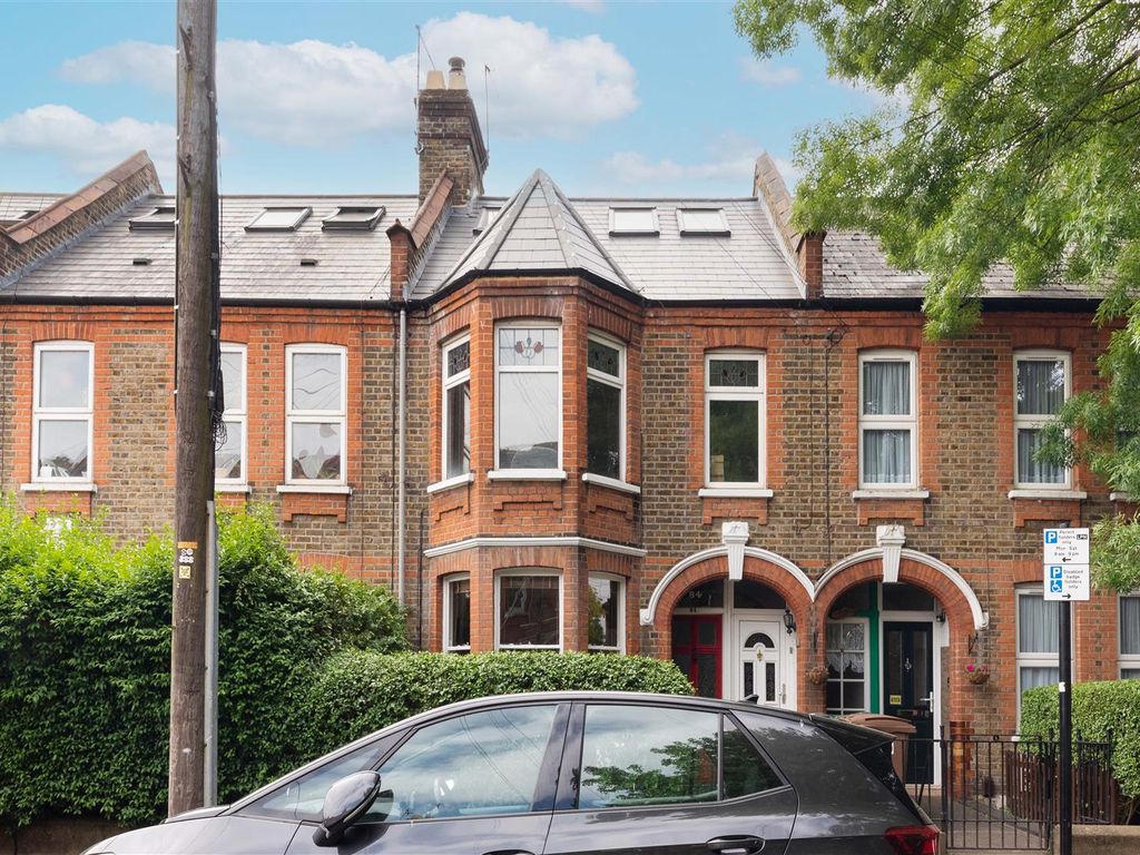 2 bed flat for sale in Brettenham Road, London E17, £465,000