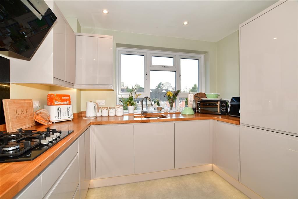 3 bed flat for sale in Wray Common Road, Reigate, Surrey RH2, £379,950