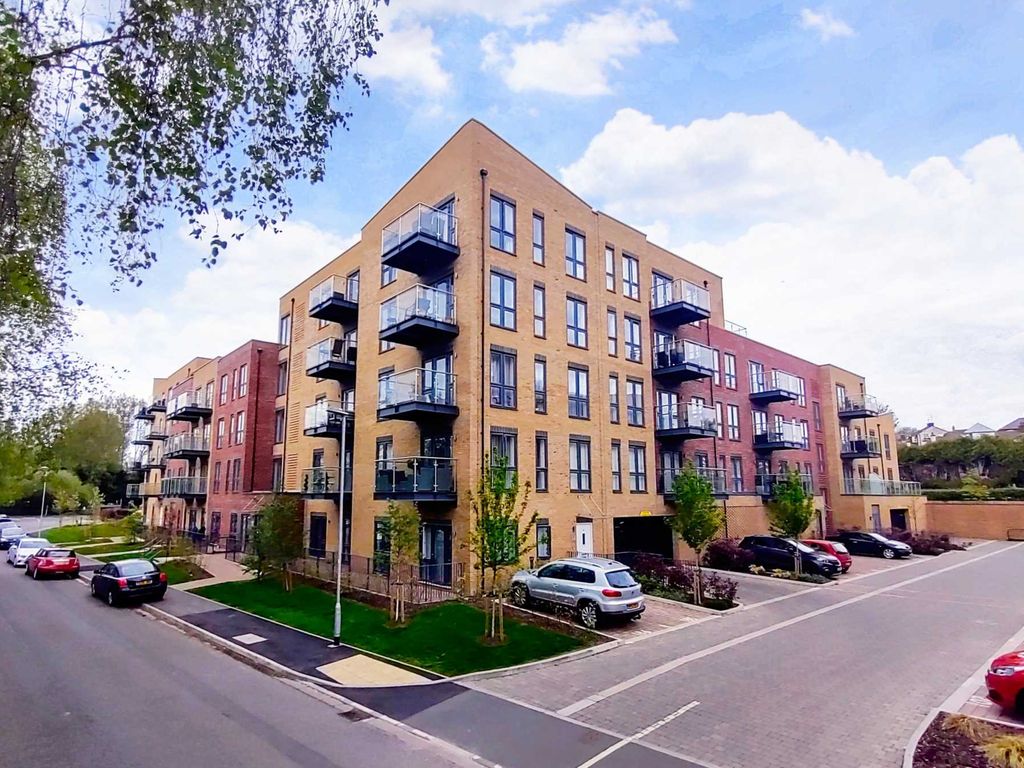 2 bed flat for sale in Frogmore Road, Apsley HP3, £360,000