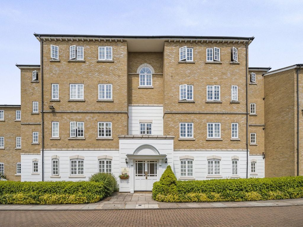 2 bed flat for sale in Gilbert Close, London SE18, £350,000