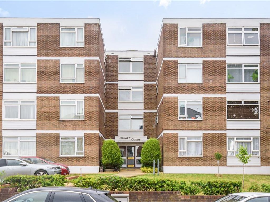2 bed flat for sale in Stuart Court, Nether Street, Finchley N3, £425,000