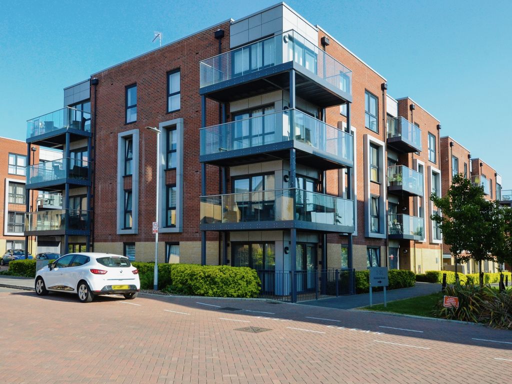 2 bed flat for sale in Holmesley Road, Borehamwood WD6, £340,000