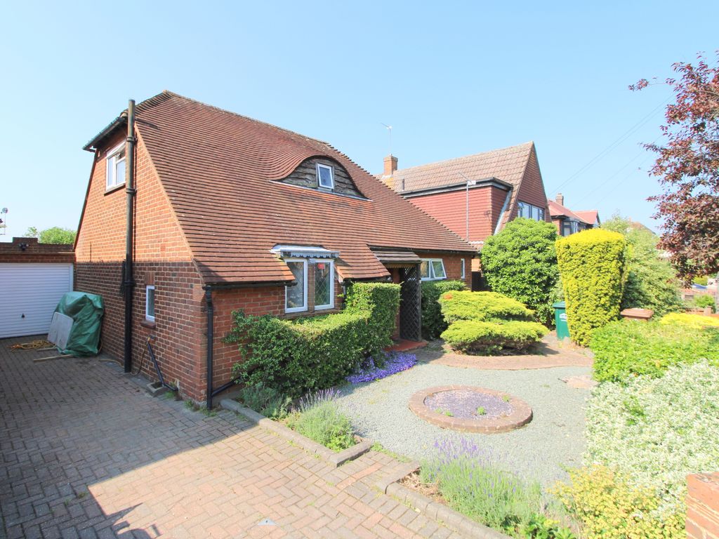 3 bed detached bungalow for sale in Reedsfield Road, Ashford TW15, £560,000
