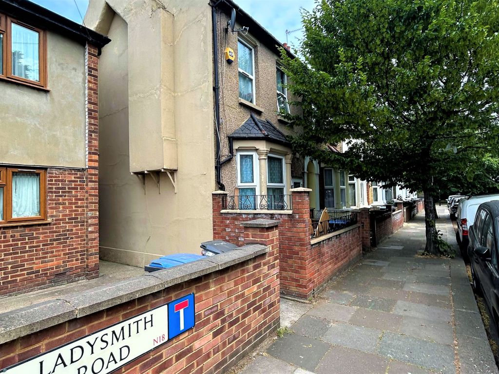 3 bed terraced house to rent in Ladysmith Road, London N18, £1,750 pcm