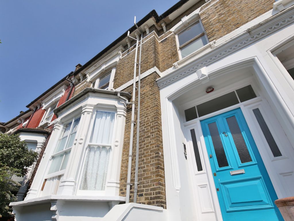 2 bed flat for sale in Alkham Road, London N16, £475,000