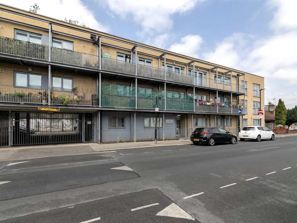 2 bed flat for sale in Cornwall Road, London N15, £395,000