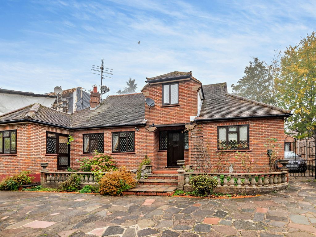 5 bed detached house for sale in The Drive, Rickmansworth WD3, £1,400,000