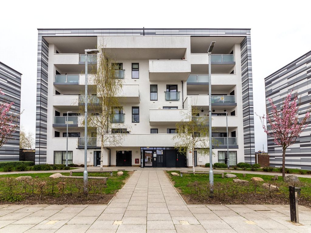 2 bed flat for sale in Williams Way, Wembley HA0, £370,000
