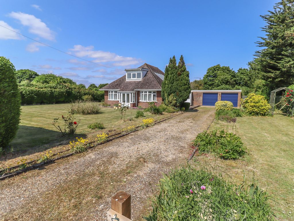 4 bed detached house for sale in Chilbolton, Stockbridge, Hampshire SO20, £825,000