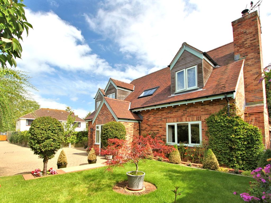 3 bed detached house for sale in Park Road, Thornbury, South Gloucestershire BS35, £669,950