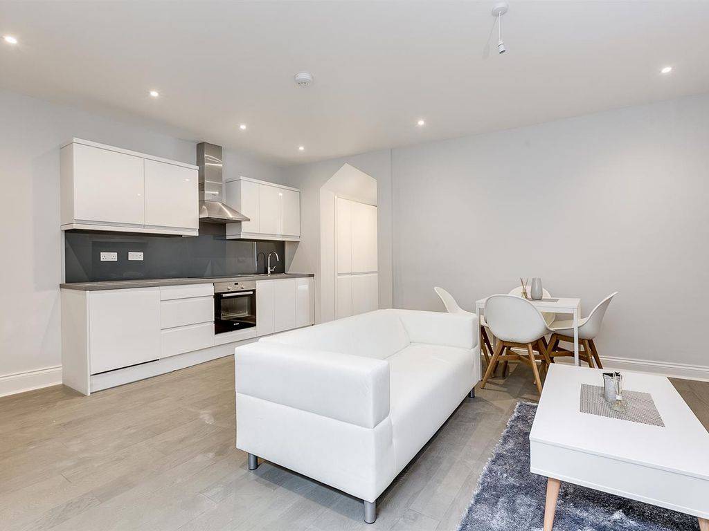 2 bed flat for sale in Barons Court Road, London W14, £495,000