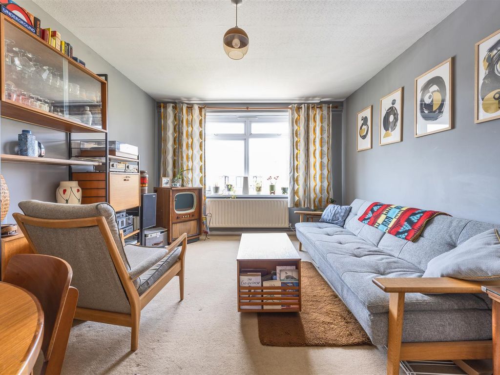 2 bed flat for sale in Buckingham Road, London E18, £375,000