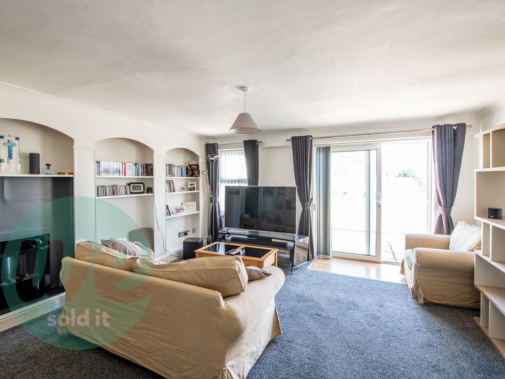 2 bed flat for sale in Lakeside, Aylesbury HP19, £240,000