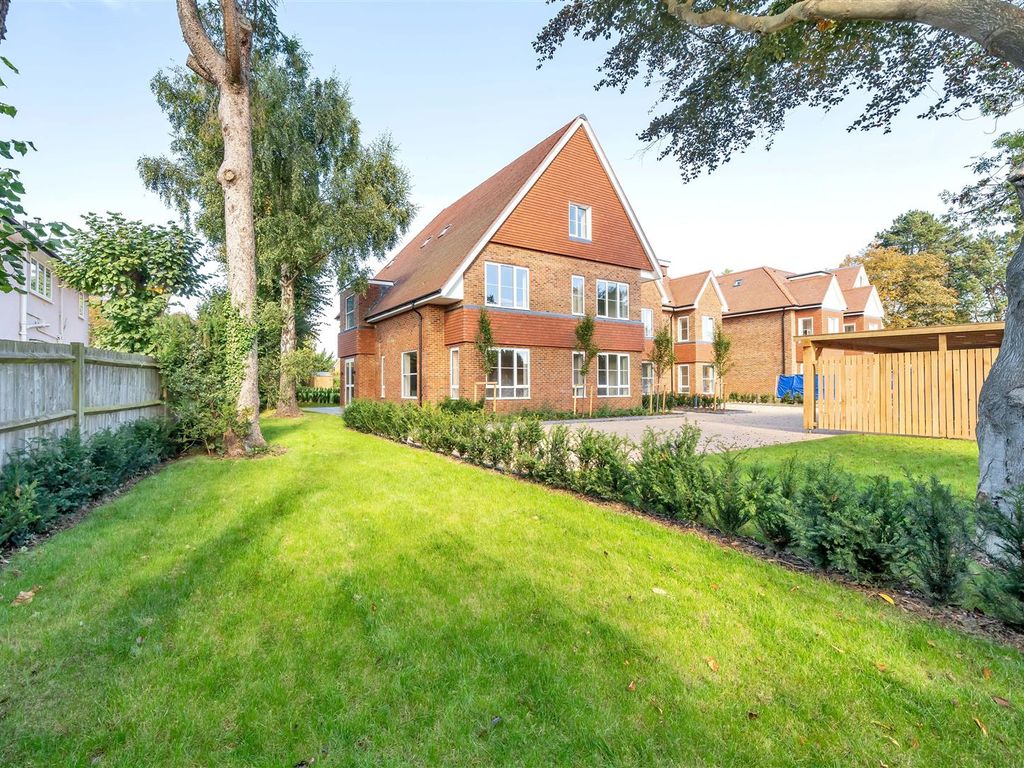 New home, 2 bed flat for sale in Furze Hill, Kingswood, Tadworth KT20, £875,000