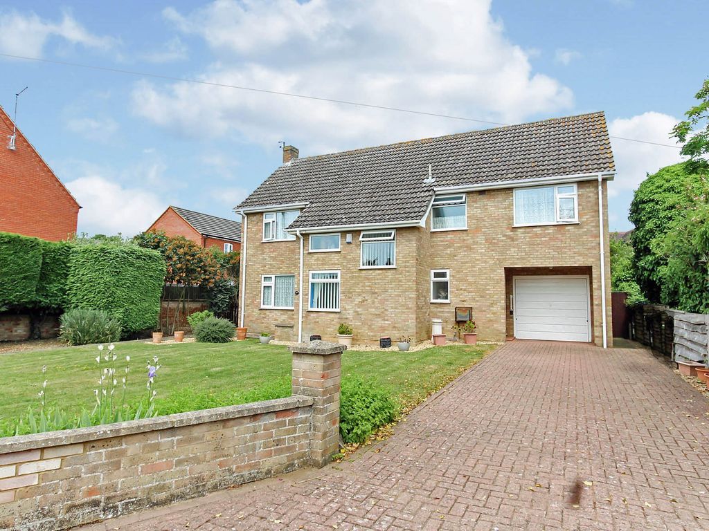 4 bed detached house for sale in Eastfield Road, Wollaston NN29, £450,000