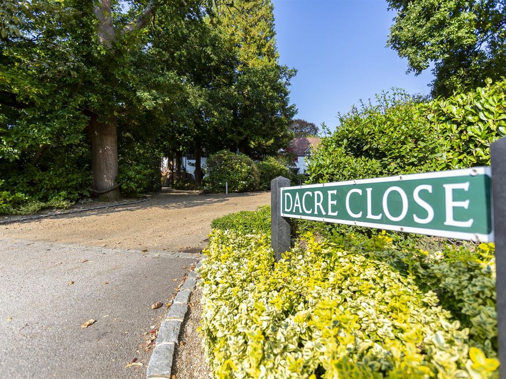 2 bed flat for sale in Dacre Close, Chipstead, Coulsdon CR5, £375,000