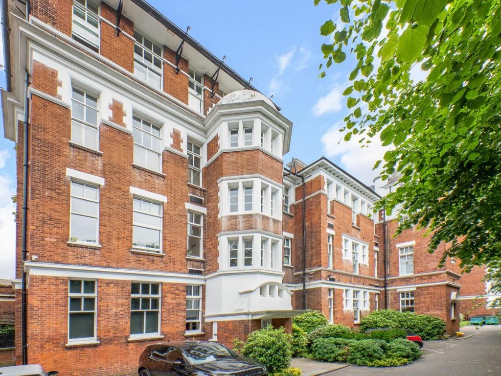 2 bed flat for sale in St Giles Road, Camberwell, London SE5, £575,000
