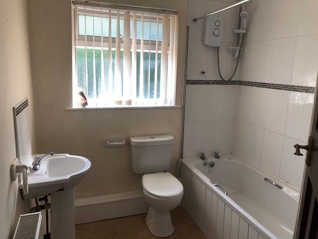3 bed detached house to rent in Birmingham New Road, Wolverhampton WV4, £1,400 pcm