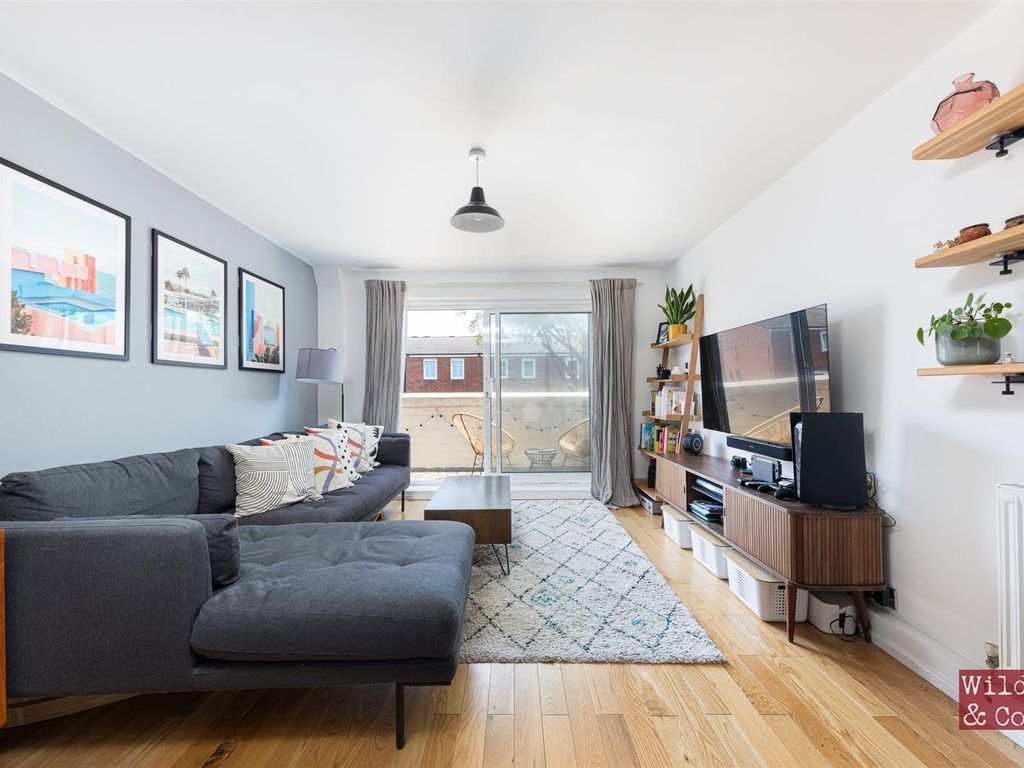 3 bed flat for sale in Harleston Close, London E5, £500,000