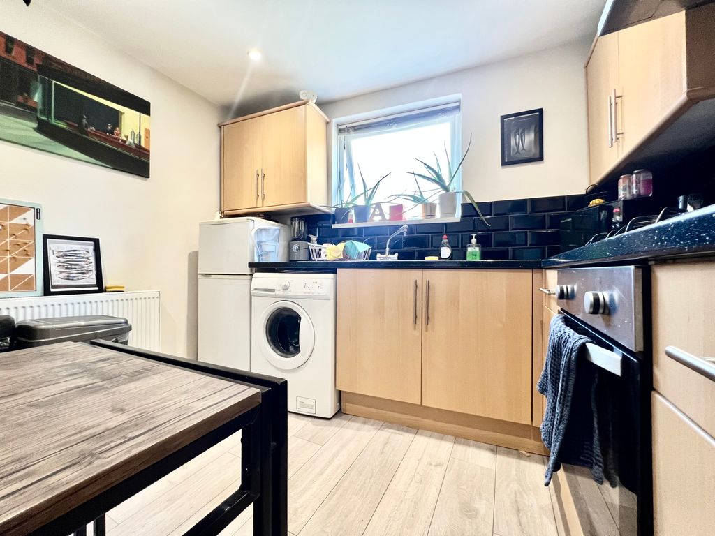 1 bed flat for sale in Landor Road, London SW9, £450,000