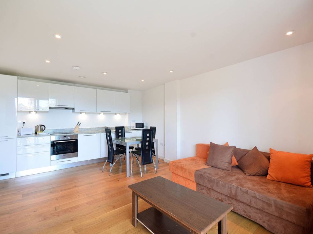 2 bed flat for sale in Westwick Garden, Hammersmith, London W14, £535,000