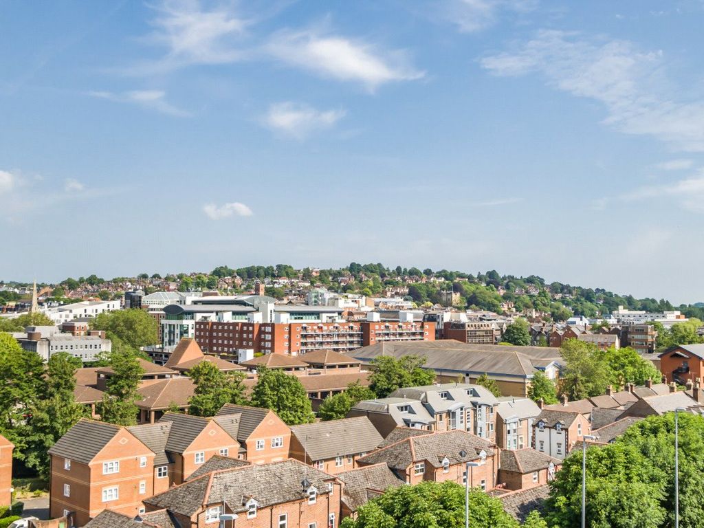 2 bed flat for sale in Guildford, Surrey GU1, £420,000