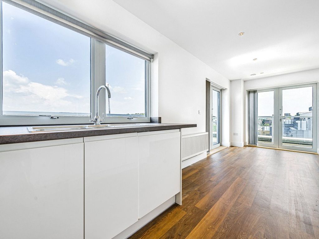 2 bed flat for sale in Guildford, Surrey GU1, £420,000