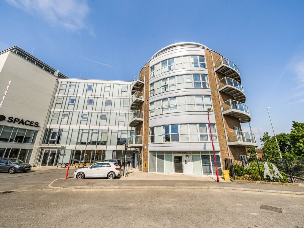 2 bed flat for sale in Guildford, Surrey GU1, £420,000