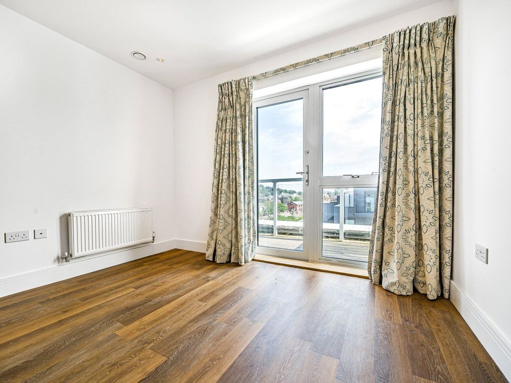 2 bed flat for sale in Guildford, Surrey GU1, £420,000