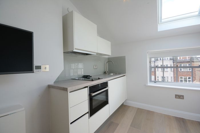 Studio to rent in College Crescent, London NW3, £1,300 pcm