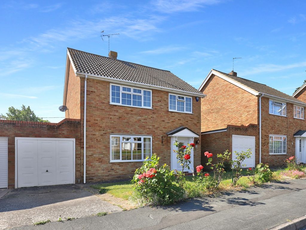 3 bed detached house for sale in Bois Hall Gardens, Halstead CO9, £300,000
