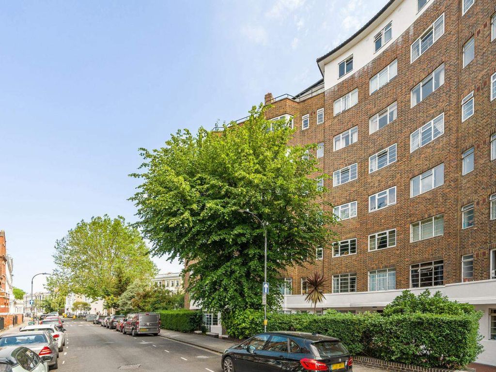 3 bed flat for sale in Barons Court Road, London W14, £700,000