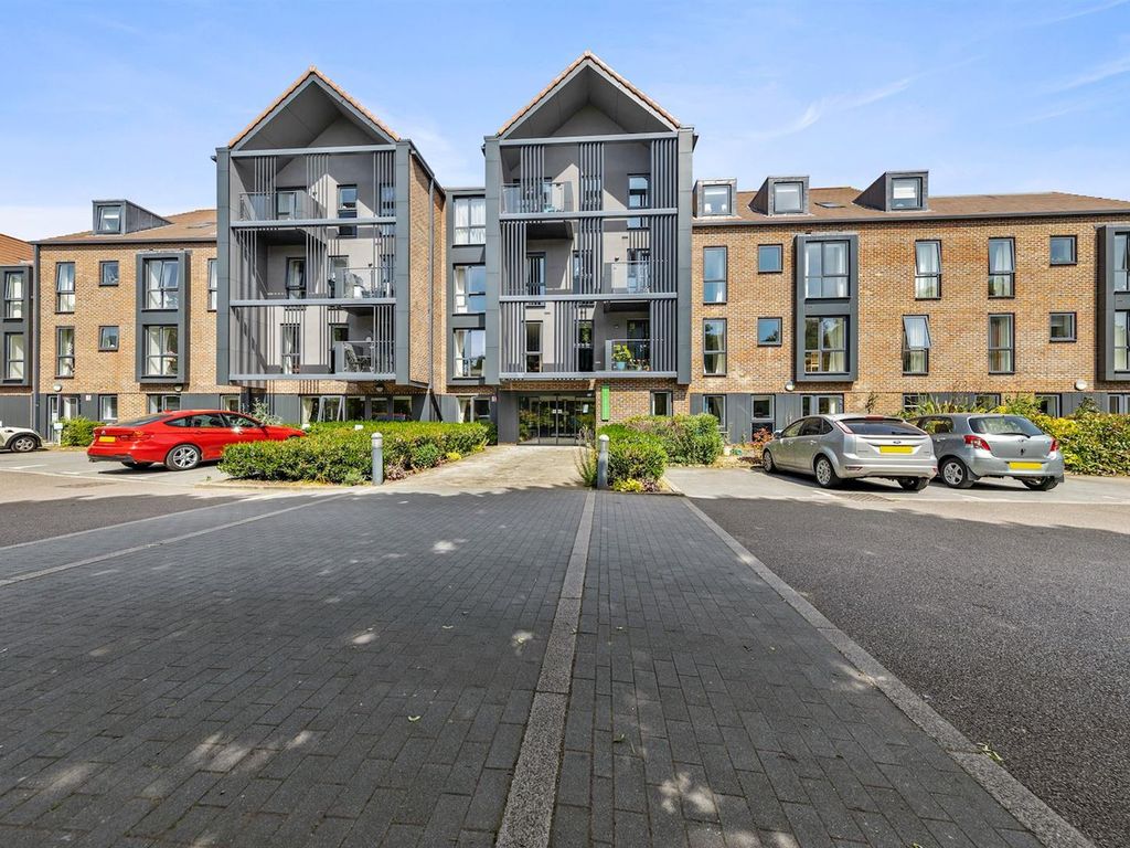 1 bed flat for sale in London Road, Guildford GU1, £360,000