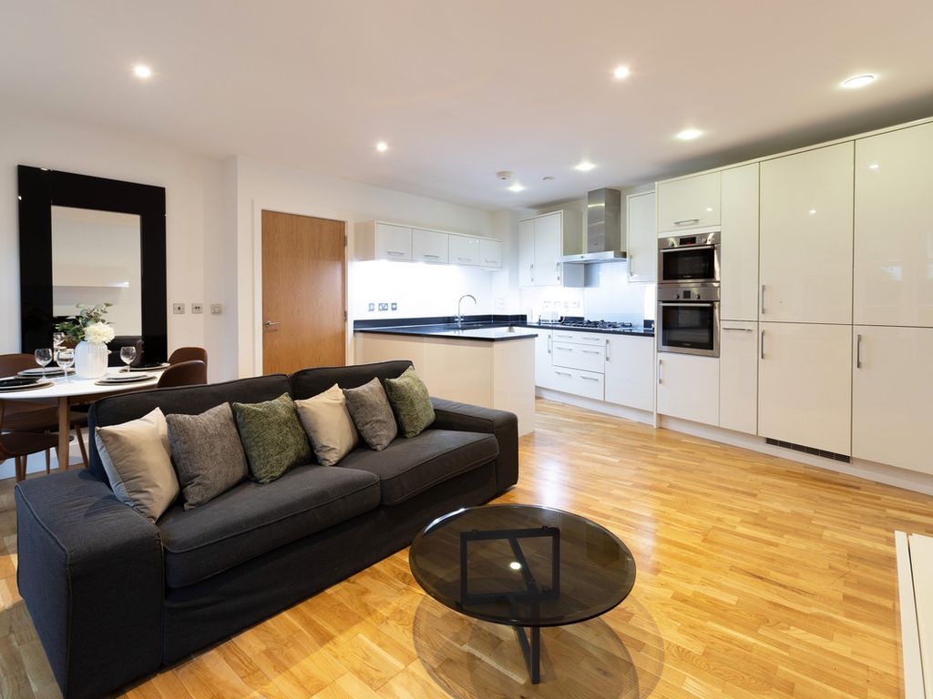 2 bed flat for sale in Moreton Street, London SW1V, £750,000