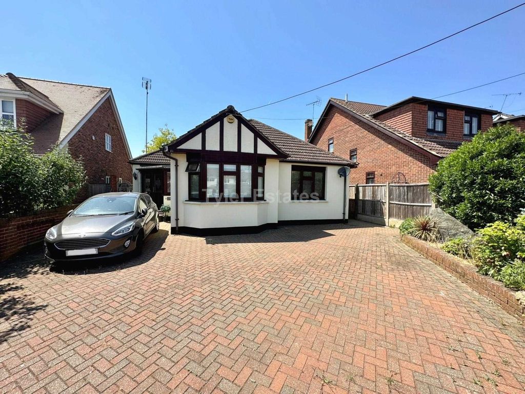 4 bed detached bungalow for sale in Grange Road, Billericay CM11, £600,000