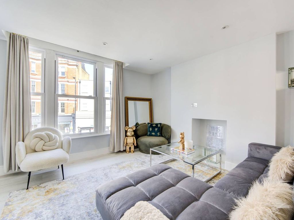 3 bed flat for sale in Fulham Road, Fulham, London SW6, £995,000