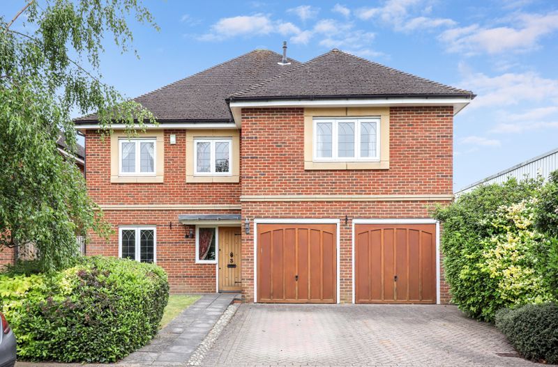 5 bed detached house for sale in Steeple Point, Ascot SL5, £925,000