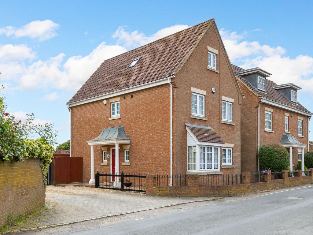 5 bed detached house for sale in The Leys, Langford SG18, £525,000