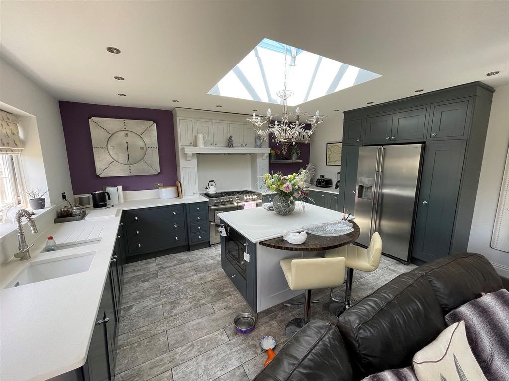 4 bed property for sale in Highfield Crescent, Rayleigh SS6, £625,000