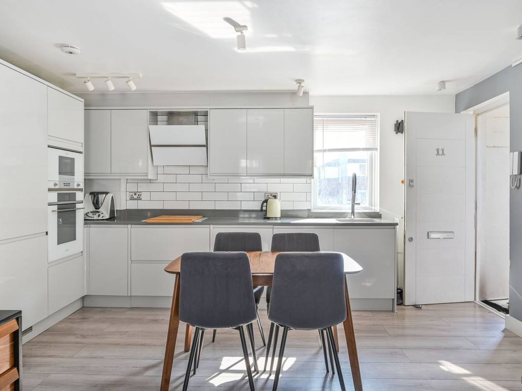 2 bed flat for sale in Cartwright St, Tower Hill, London E1, £580,000