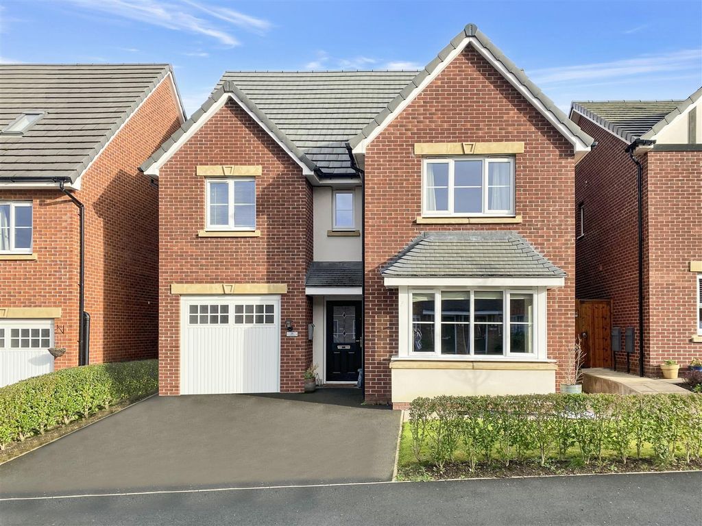 6 bed detached house for sale in Harebell Drive, Congleton CW12, £465,000