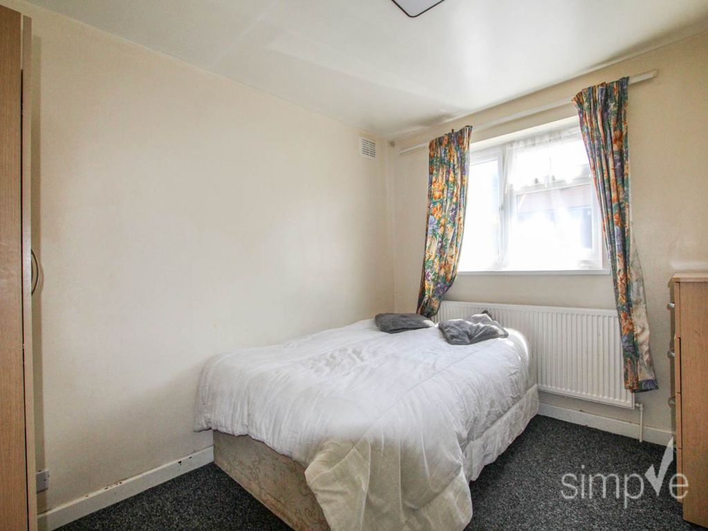 Room to rent in Larch Crescent, Hayes, Middlesex UB4, £900 pcm