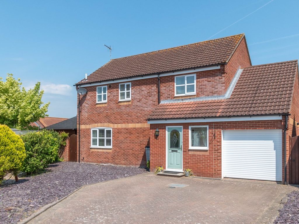4 bed detached house for sale in Gwyn Crescent, Fakenham NR21, £390,000