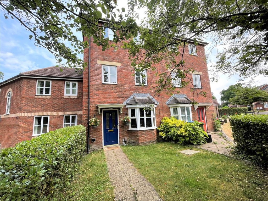 3 bed town house for sale in Setter Combe, Warfield, Berkshire RG42, £425,000
