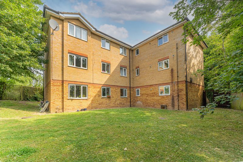 2 bed flat for sale in Davey Close, London N13, £221,000