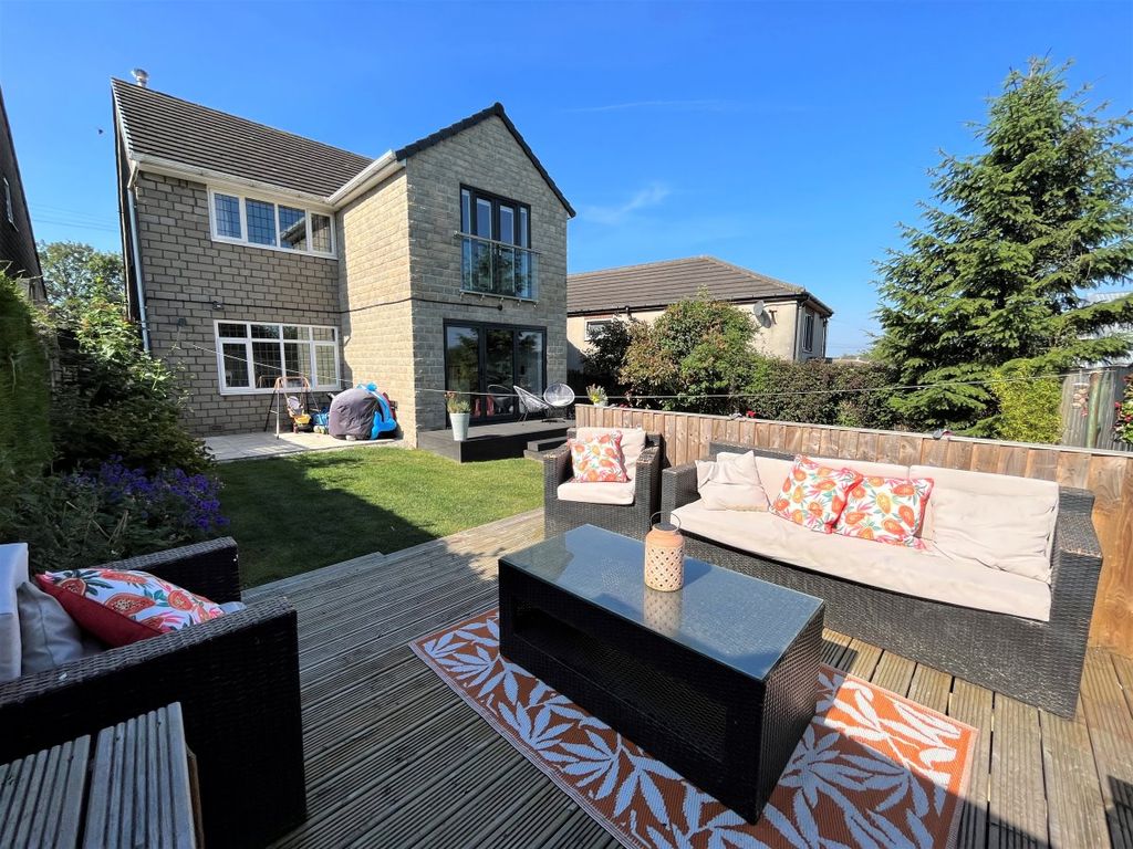 4 bed detached house for sale in Pildacre Lane, Ossett WF5, £380,000
